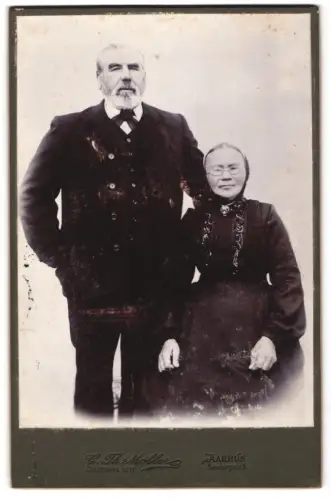 Fotografie C. Th. Möller, Aarhus, Søndergade 8, Älteres Paar im Porträt