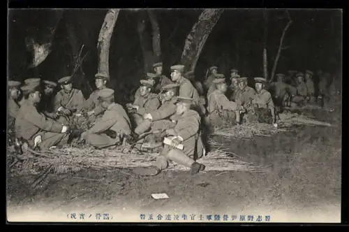 AK Japanische Soldaten nachts bei einer Marschpause