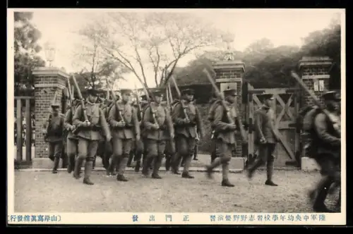 AK Japanische Soldaten rücken aus der Kaserne aus