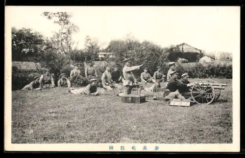 AK Japanische Soldaten bei der Ausbildung mit Infanterie-Geschütz