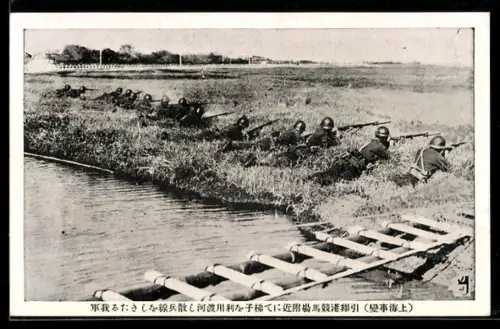 AK Japanische Soldaten nach Überquerung eines Wasserlaufs in Schützenkette liegend