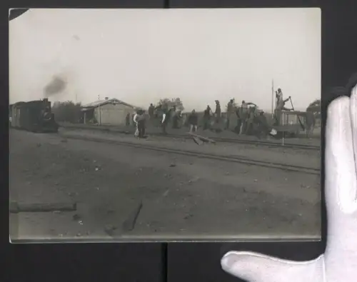 9 Fotografien Deutsch-Südwest-Afrika, Eisenbahn-Bataillon, Lokomotive m. Materialienzug, Brückenbau, Gleis-Verlegung