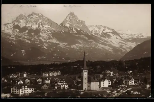 AK Goldau, Ortsansicht mit Kirche und Bergkulisse