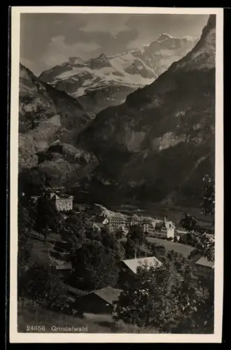 AK Grindelwald, Dorfansicht im Bergtal mit Gletschern