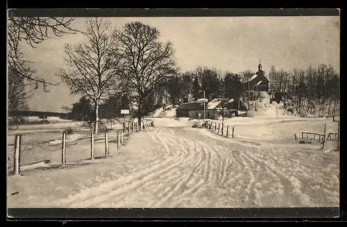 AK Waukawysk, Verschneite Dorfstrasse mit Kirche