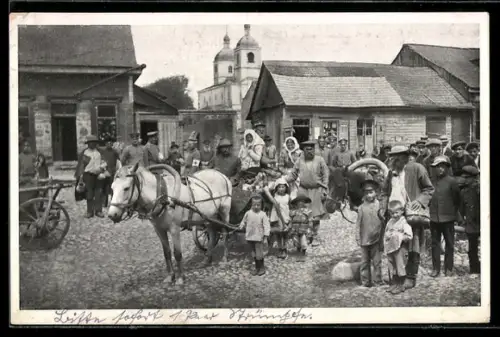 AK Pinsk, Marktleben in Pinsk, Garnisonkirche der Feldgrauen im Hintergrund