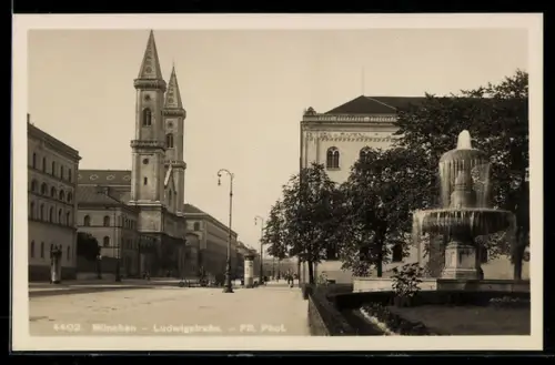 AK München, Ludwigstrasse mit Brunnen