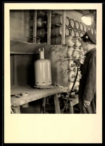 Foto-AK Fabrikarbeiter lackiert Gasflaschen
