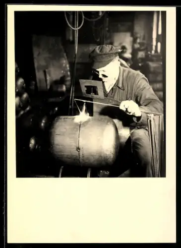 Foto-AK Fabrikarbeiter mit Schweissgerät