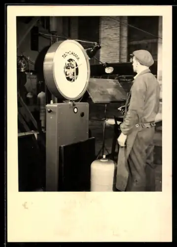 Foto-AK Fabrikarbeiter mit Gasflasche an der Tachowaage