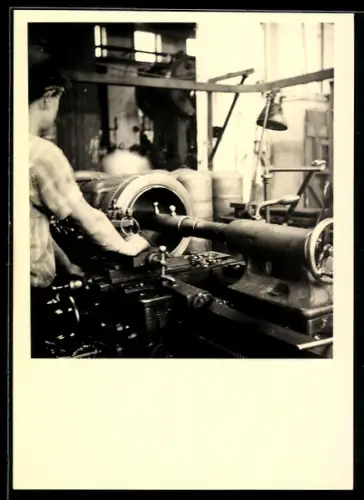 Foto-AK Fabrikarbeiter bedient eine Maschine