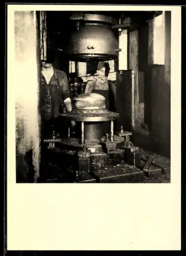 Foto-AK Fabrikarbeiter bedienen eine Maschine