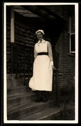 Foto-AK Krankenschwester in ihrer Arbeitstracht