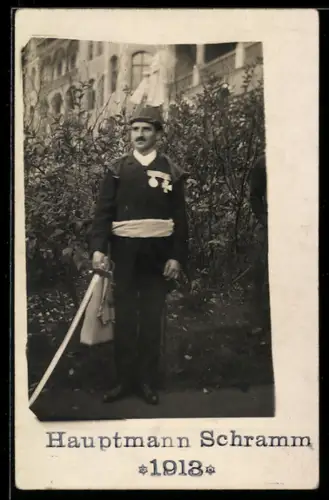 Foto-AK Hauptmann Schramm beim Fasching 1913