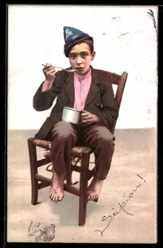 AK Hamburg, Junge sitzt auf einem Stuhl und löffelt Suppe aus dem Becher