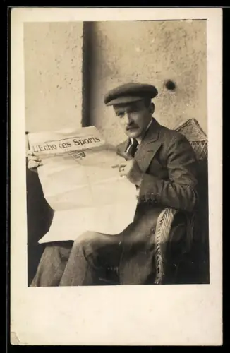 Foto-AK Mann bei der Zeitungslektüre, L`Echo des Sports