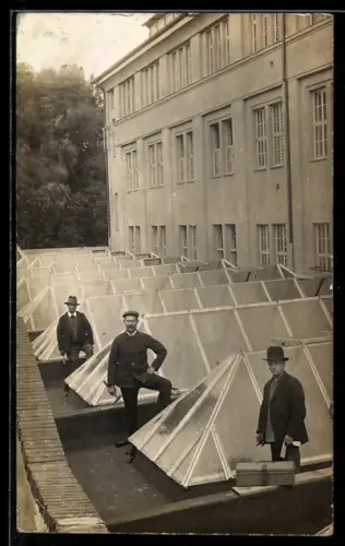 Foto-AK Handwerker bei der Montage von Glasdächern