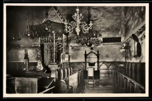 AK Prag / Praha, Bundeslade u. Rabbinersitz in der Altneusynagoge, Innenansicht