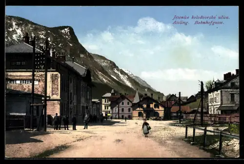 AK Assling, Partie in der Bahnhofgasse mit Bergpanorama