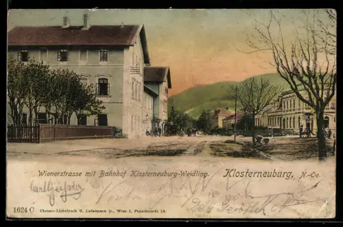 AK Klosterneuburg /N.-Oe., Wienerstrasse mit Bahnhof
