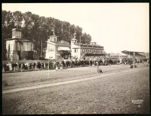 Fotografie Fotograf Gust. Salzer, Baden-Baden, Ansicht Baden-Baden, Rennplatz mit Zuschauern 1901, Grossformat 28 x 22cm