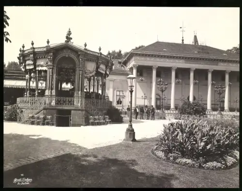 Fotografie Fotograf Gust. Salzer, Baden-Baden, Ansicht Baden-Baden, Personen vor dem Conversationshaus, 28 x 22cm
