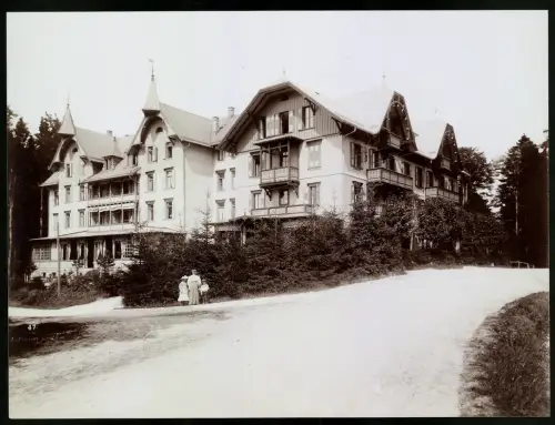 Fotografie unbekannter Fotograf, Ansicht Bühl i. B., Mutter mit Kindern vor dem Kurhaus Sand 1896, Grossformat 28 x 22cm