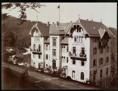 Fotografie Gust. Salzer, Baden-Baden, Ansicht Bühlertal, Luftkur-Hotel Wiedenfelsen mit Personen auf den Balkons 1896