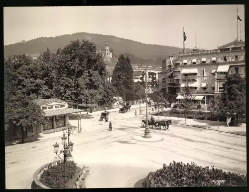 Fotografie Gust. Salzer, Baden-Baden, Ansicht Baden-Baden, Theaterplatz mit Allee Sofienstrasse 1901, 28 x 22cm