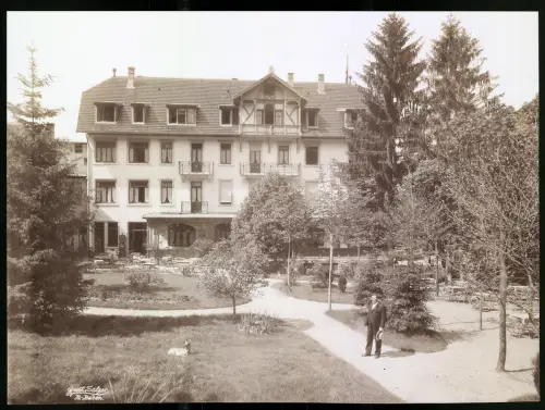 Fotografie Gust. Salzer, Baden-Baden, Ansicht Baden-Baden, Hotel Gunzenbach-Hof, Mann im Garten, Grossformat 28 x 22cm