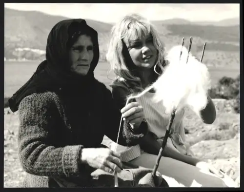 Fotografie Schauspielerin Mireille Darc neben einer älteren Dame