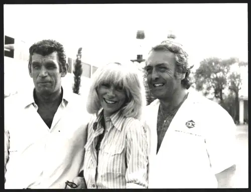 Fotografie Schauspielerin Mireille Darc lächelnd zwischen zwei Männern