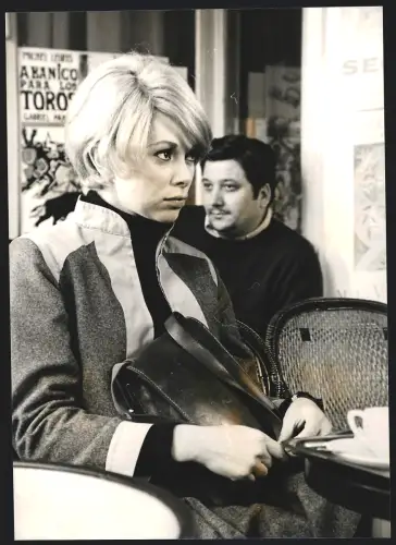 Fotografie Schauspielerin Mireille Darc mit kurzen Haaren und Handtasche, Grossformat 21 x 30cm