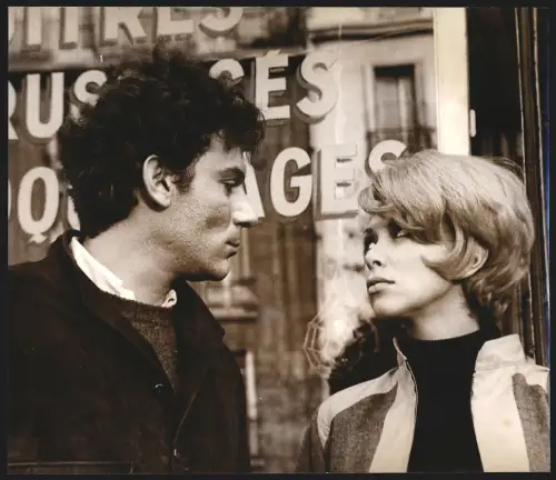 Fotografie Schauspielerin Mireille Darc steht mit einem Mann vor einem Schaufenster, Grossformat 26 x 22cm