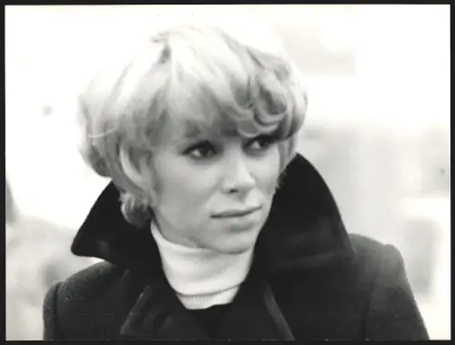 Fotografie Schauspielerin Mireille Darc im Mantel mit kurzen Haaren, Grossformat 30 x 22cm