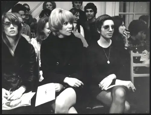 Fotografie Schauspielerinnen Mireille Darc, Francoise Hardy und Lisa Minelli nebeneinander, Grossformat 30 x 22cm