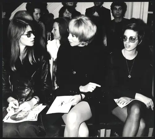 Fotografie Schauspielerinnen Mireille Darc, Francoise Hardy and Lisa Minelle sitzend, Grossformat 25 x 22cm