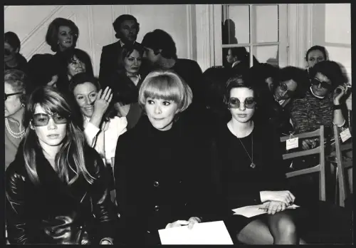 Fotografie Schauspielerinnen Mireille Darc, Francoise Hardy und Lisa Minelli sitzen beieinander, Grossformat 30 x 21cm