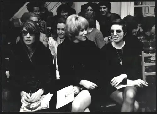 Fotografie Schauspielerin Mireille Darc, Sängerin Francoise Hardy und Lisa Minelli sitzen beieinander, 30 x 22cm