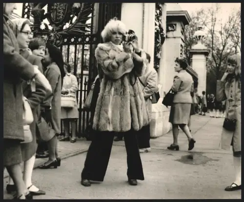 Fotografie Schauspielerin Mireille Darc mit einem Fotoapparat und im Pelzmantel, Grossformat 25 x 21cm