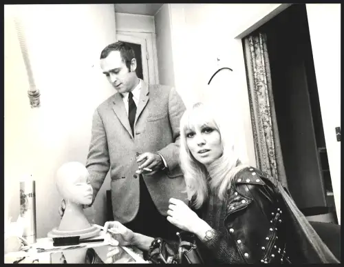 Fotografie Schauspielerin Mireille Darc in Lederjacke neben einem rauchenden Mann, Grossformat 28 x 22cm