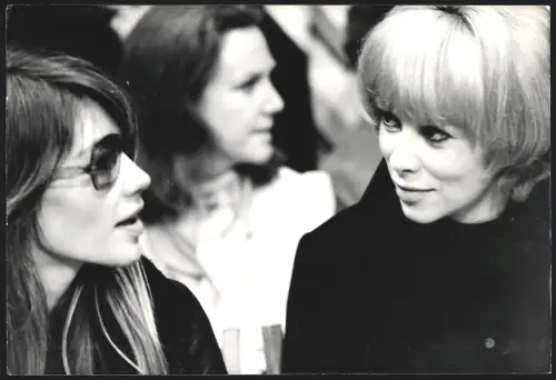 Fotografie Schauspielerin Mireille Darc neben Sängerin Francoise Hardy, Grossformat 33 x 22cm
