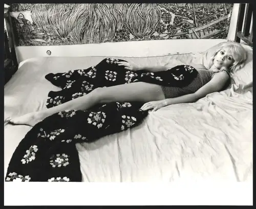 Fotografie Schauspielerin Mireille Darc liegt im Nachthemd und entblösstem Bein auf einem Bett