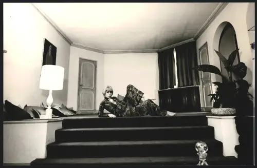 Fotografie Schauspielerin Mireille Darc liegt in lockerer Pose an einer Treppe, Grossformat 30 x 20cm