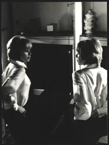 Fotografie Schauspielerin Mireille Darc betrachtet sich im Spiegel, Grossformat 21 x 28cm