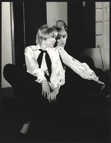Fotografie Schauspielerin Mireille Darc lehnt sich an einen Spiegel, Grossformat 21 x 27cm