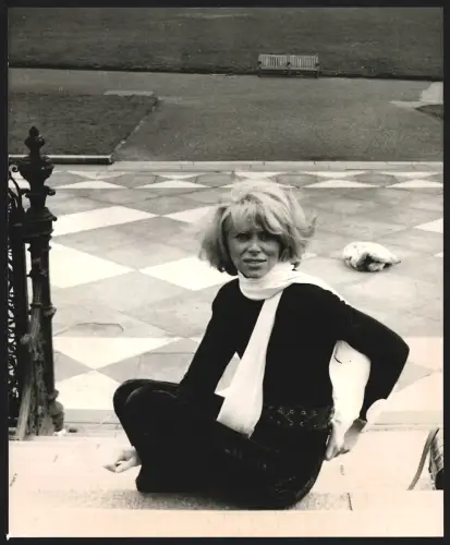 Fotografie Schauspielerin Mireille Darc sitzt mit weissem Schal auf einer Treppe, Grossformat 21 x 25cm