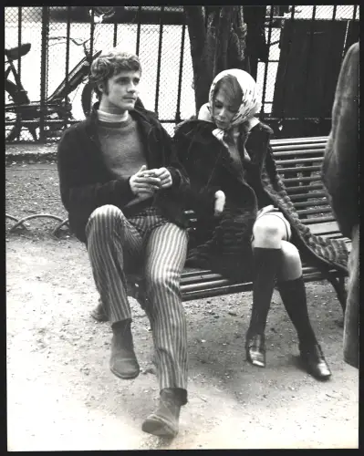 Fotografie Schauspielerin Mireille Darc sitzt neben einem Mann auf einer Bank, Grossformat 22 x 28cm