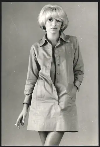 Fotografie Schauspielerin Mireille Darc mit Zigarette in der Hand und halb-offenem Kleid, Grossformat 20 x 29cm