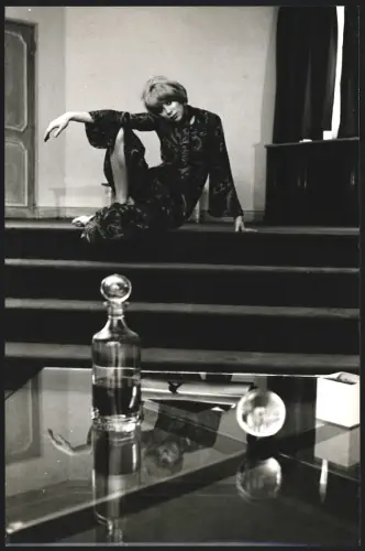Fotografie Schauspielerin Mireille Darc im leichten Kleid auf einer Treppe, Grossformat 21 x 32cm
